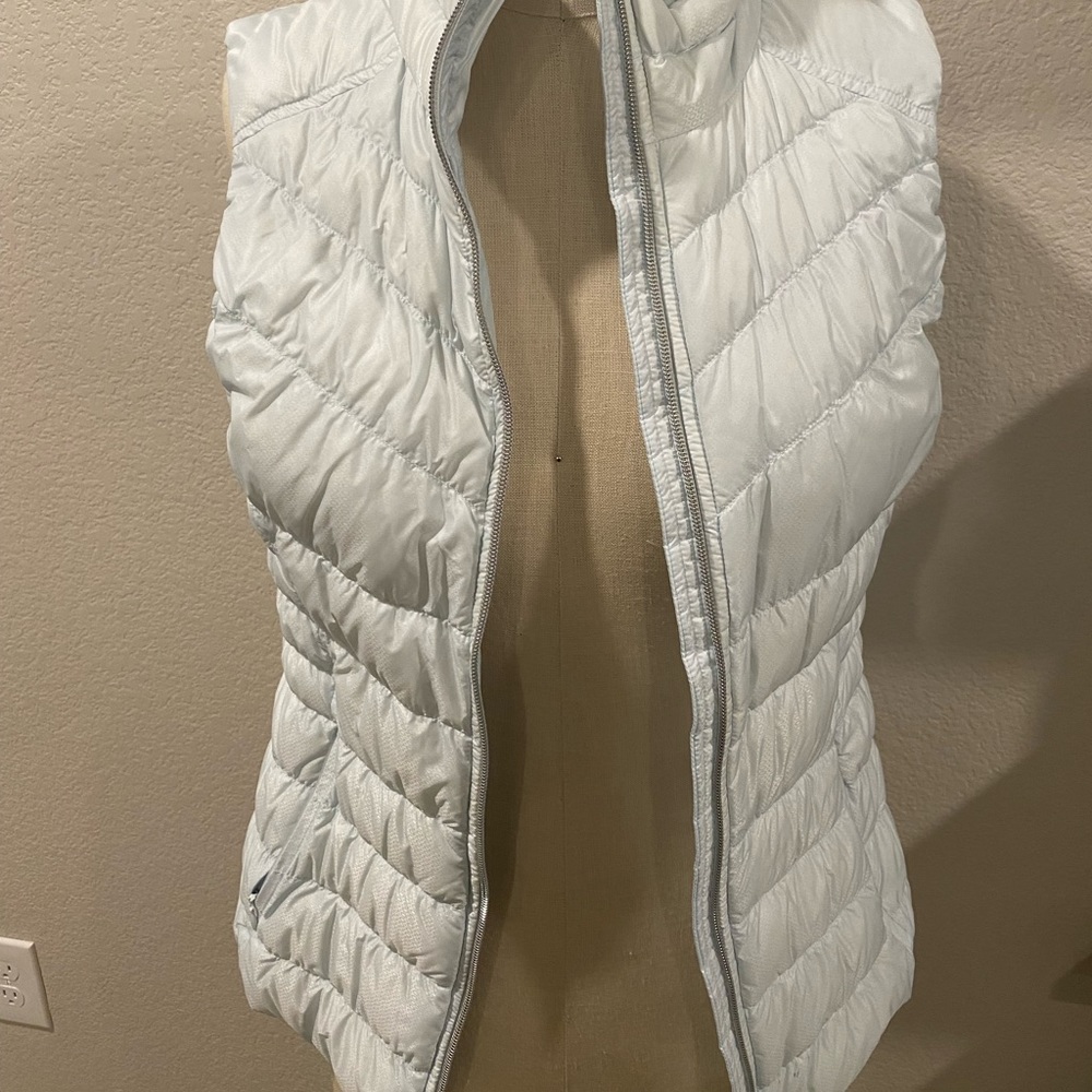 ATHLETA - Downalicious Vest - MORNING SKY - size M